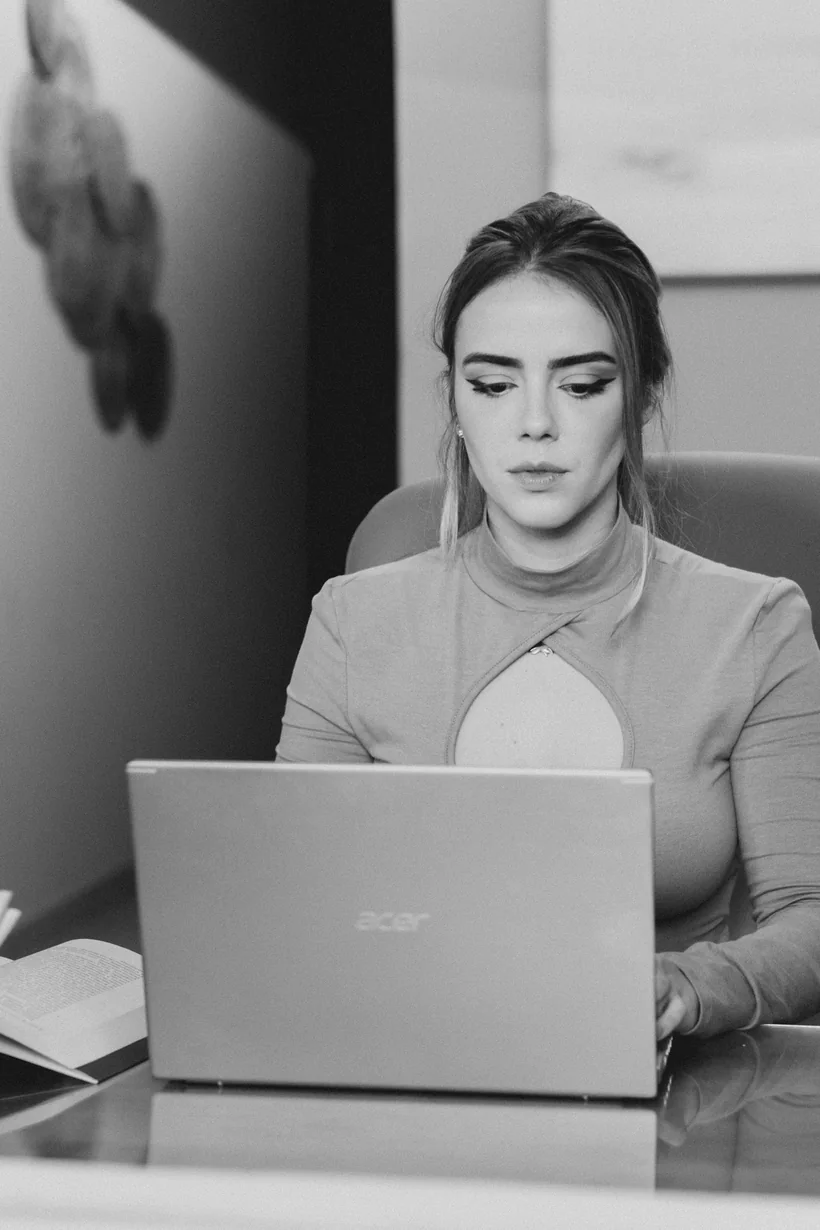Marcela Siqueira trabalhando em seu computador durante o atendimento nutricional